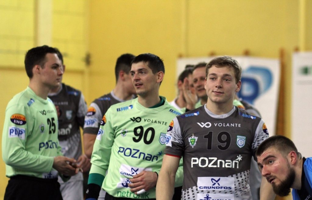 Patryk Kulczyński wraz z kolegami z Grunwaldu Poznań po meczu ligowym