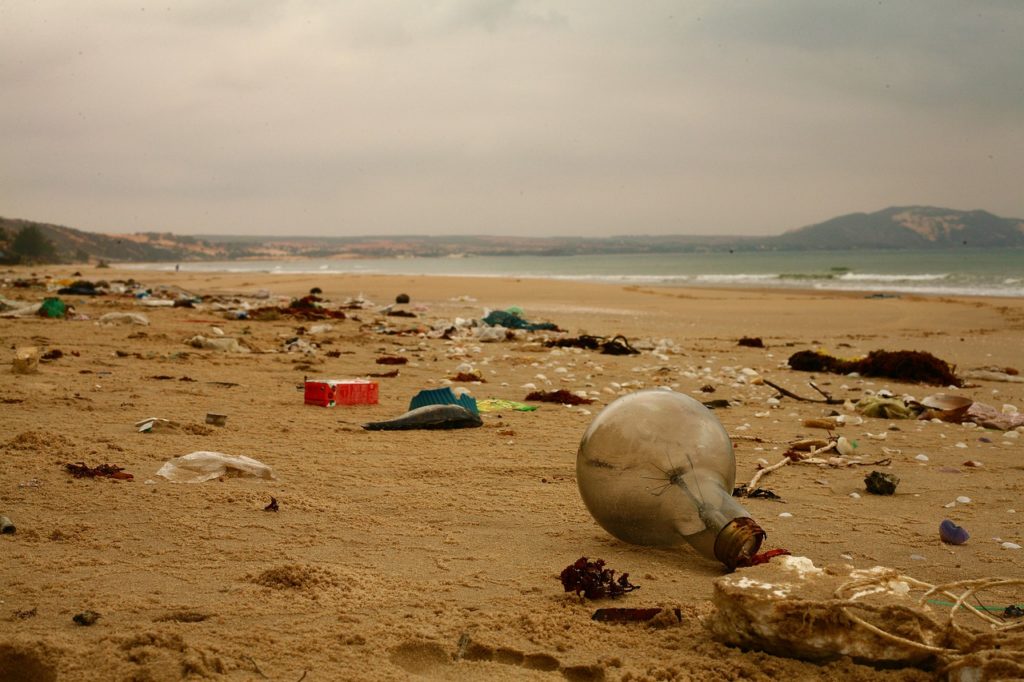 Plaża pełna plastiku. Zdjęcie poglądowe