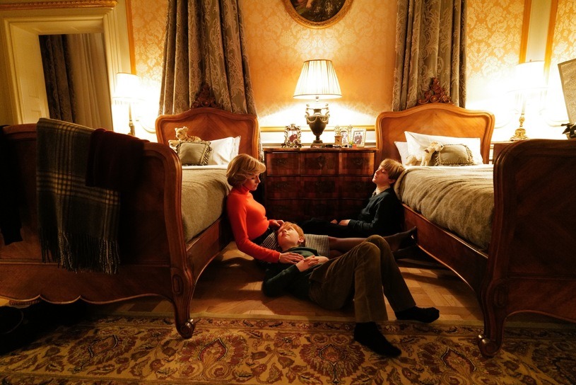 Kadr z filmu przedstawiający księżną Dianę spędzającą czas w sypialni ze swoimi dziećmi.