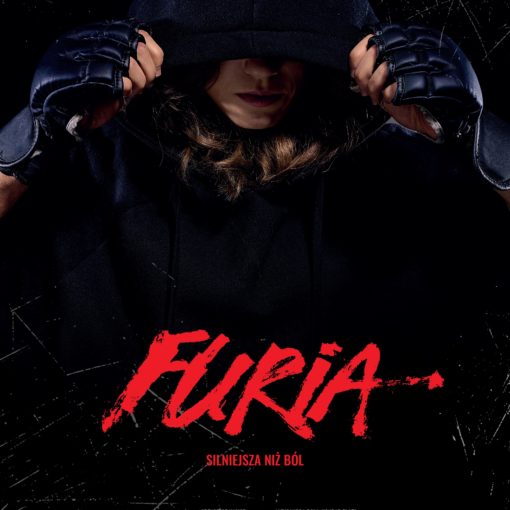 Plakat, na nim kobieca postać w kapturze i czerwony napis Furia silniejsza niż ból