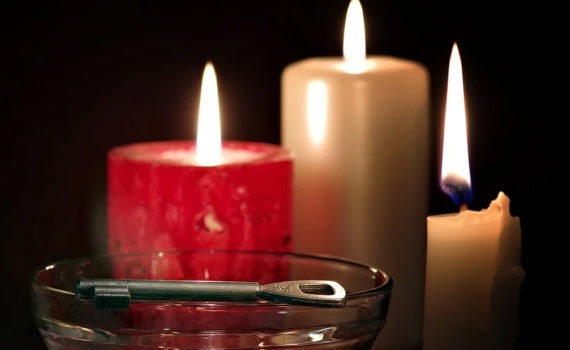 Klucz położony na misce oraz trzy zapalone świece symbolizują najbardziej popularną wróżbę andrzejkową.