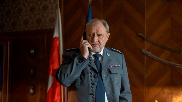 Andrzej Grabowski w roli komendanta Janeczka w kadrze filmu „Lokatorka”.