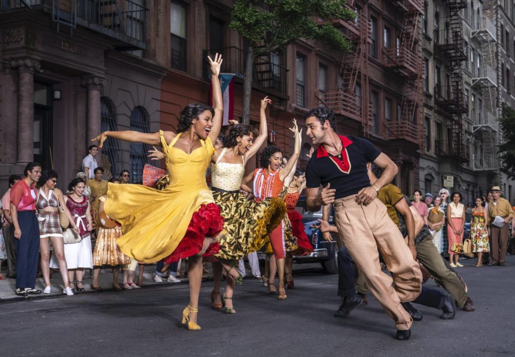 Scena z filmu West Side Story. Aktorzy tańczą na ulicy Nowego Jorku.