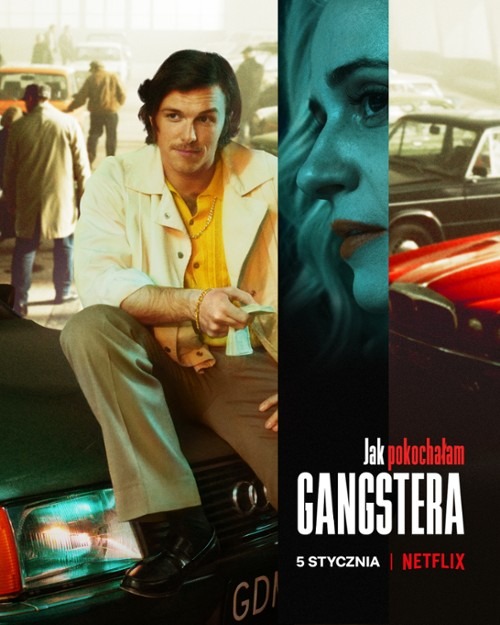 plakat filmu "Jak pokochałam gangstera". Mężczyzna siedzi na samochodzie z dużą ilością gotówki w ręku.