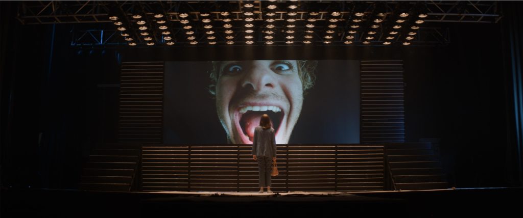 Frankie stojąca pod ekranem z twarzą Linka