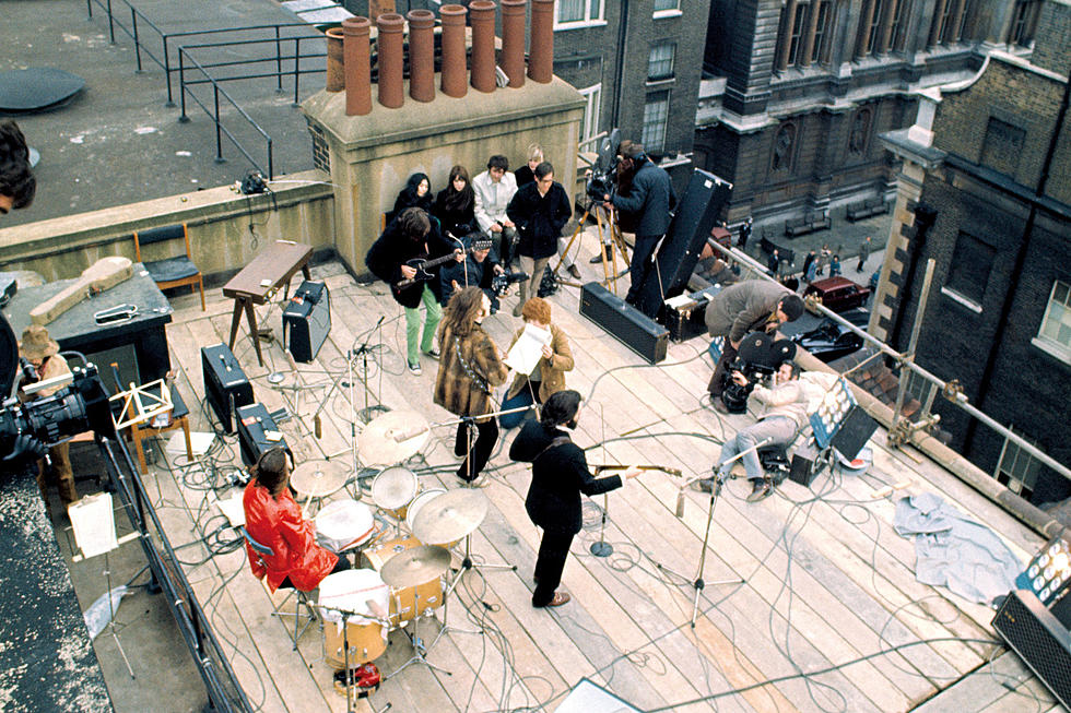 Kadr przedstawiający Beatlesów i ekipę realizatorską podczas koncertu na dachu
