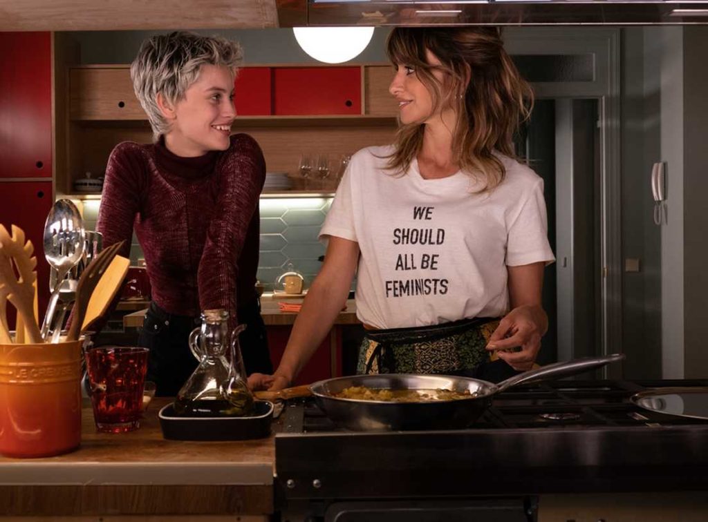 scena z filmu Matki równoległe, Janis ma na sobie koszulkę z napisem "We should all be feminists"