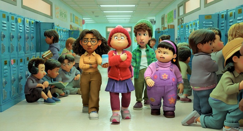 Kadr z filmu To nie wypanda przedstawiający główną bohaterkę idącą szkolnym korytarzem z koleżankami