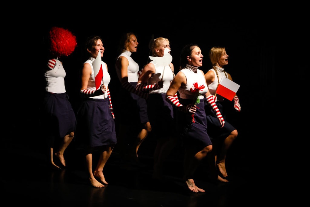 Sześć osób na scenie w czerwono-białych strojach w czasie VIII Ofensywy Teatralnej: Chimera.