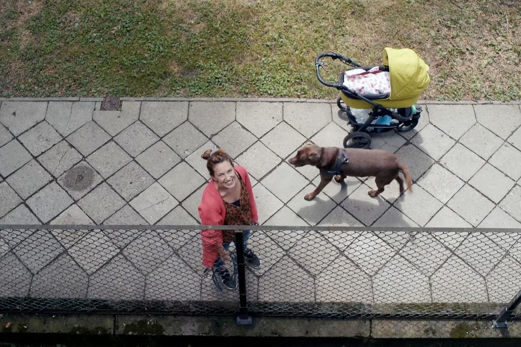 Kobieta z wózkiem - kadr z "Film balkonowy"