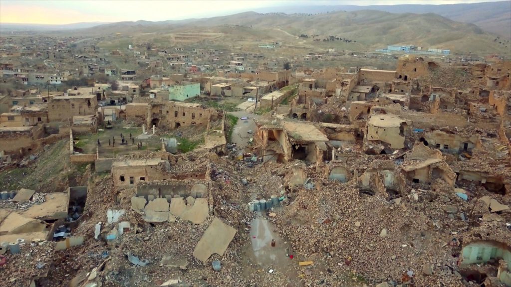 kadr z filmu "Anioły z Sindżaru" - zniszczone miasto, gruzy 