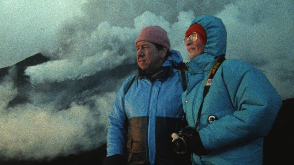 Małżeństwo Kraftów na jednym ze szczytów wśród chmur w filmie "Wulkan miłości".