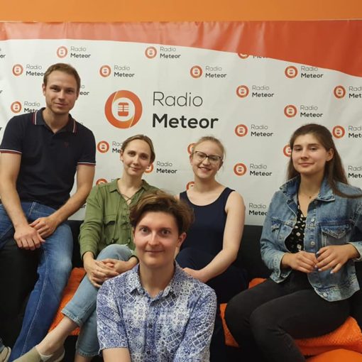 zdjęcie przedstawiające członków zespołu pieśni i tańca Chludowianie w redakcji Radia Meteor