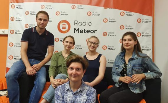 zdjęcie przedstawiające członków zespołu pieśni i tańca Chludowianie w redakcji Radia Meteor