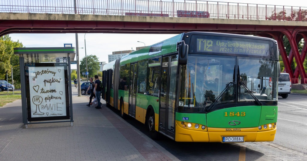 autobus obsługujący linię T12