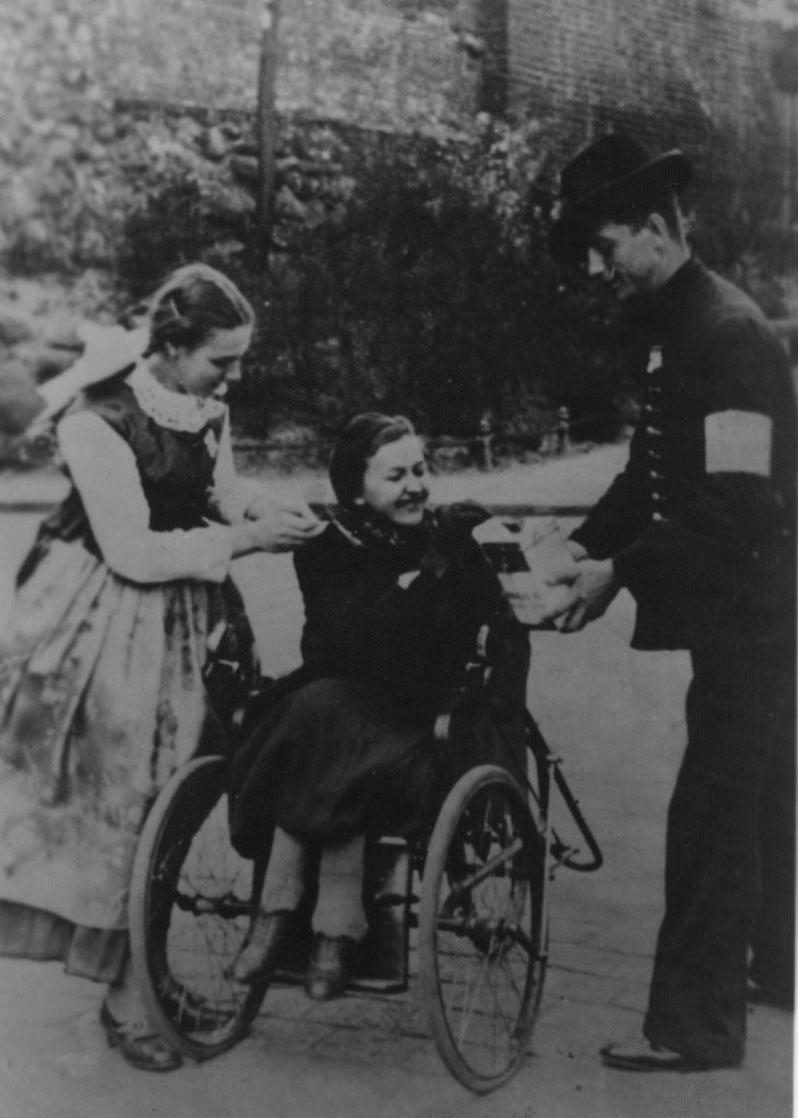 Irena Bobowska na wózku inwalidzkim - fotografia