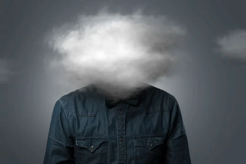 Obrazek nawiązujący do depresji, na zdjęciu mężczyzna, w miejscu głowy znajduje się burzowa chmura