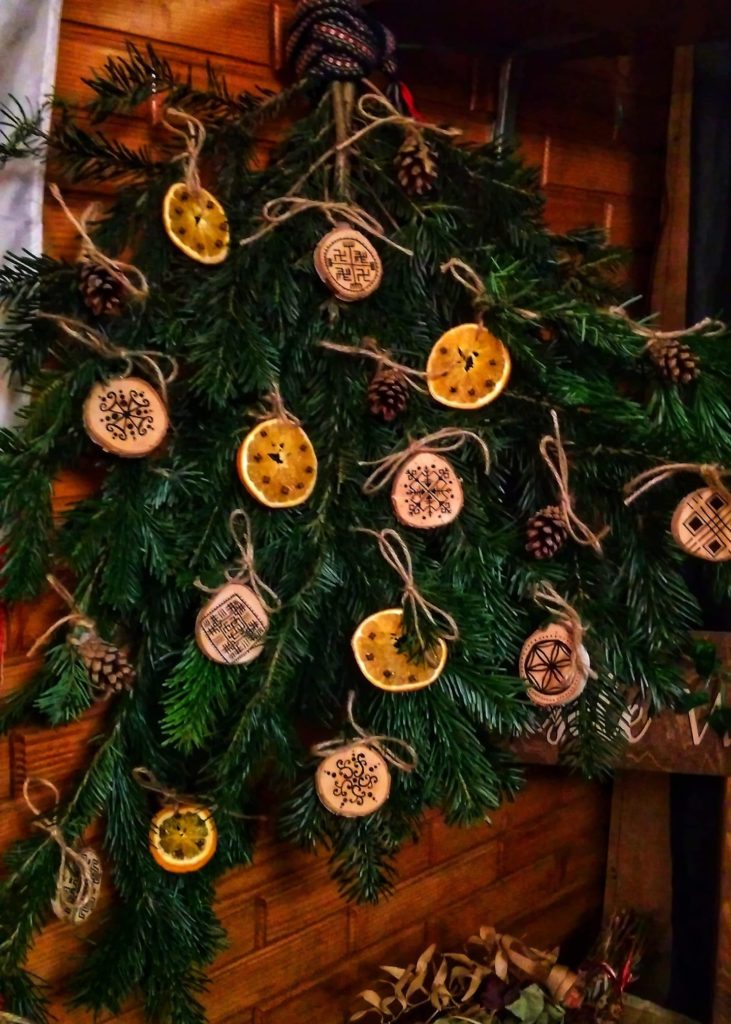 podłaźniczka, czyli tradycyjna ozdoba wieszana w Boże Narodzenie w Polskich domach, szczególnie popularna na południu i wschodzie kraju
