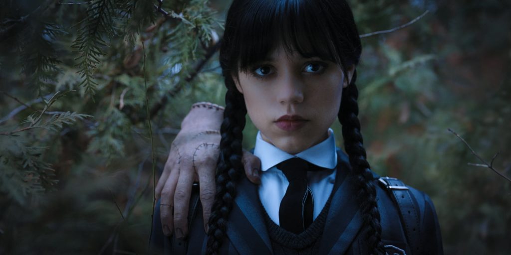 Jenna Ortega jako Wednesday Addams z Thing Addams na ramieniu