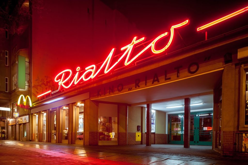 Widok na wejście i neon kina Rialto