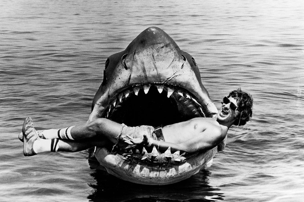 Steven Spielberg na planie filmu Szczęki