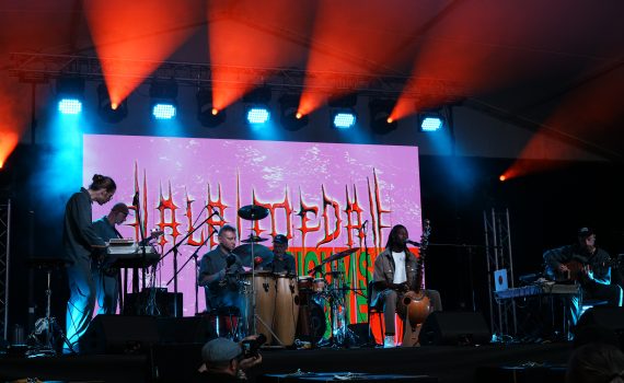 Alameda i Noums Dembele występujący wspólnie na Dziedzińcu Zamkowym CK Zamek na Ethno Port Festival 2026