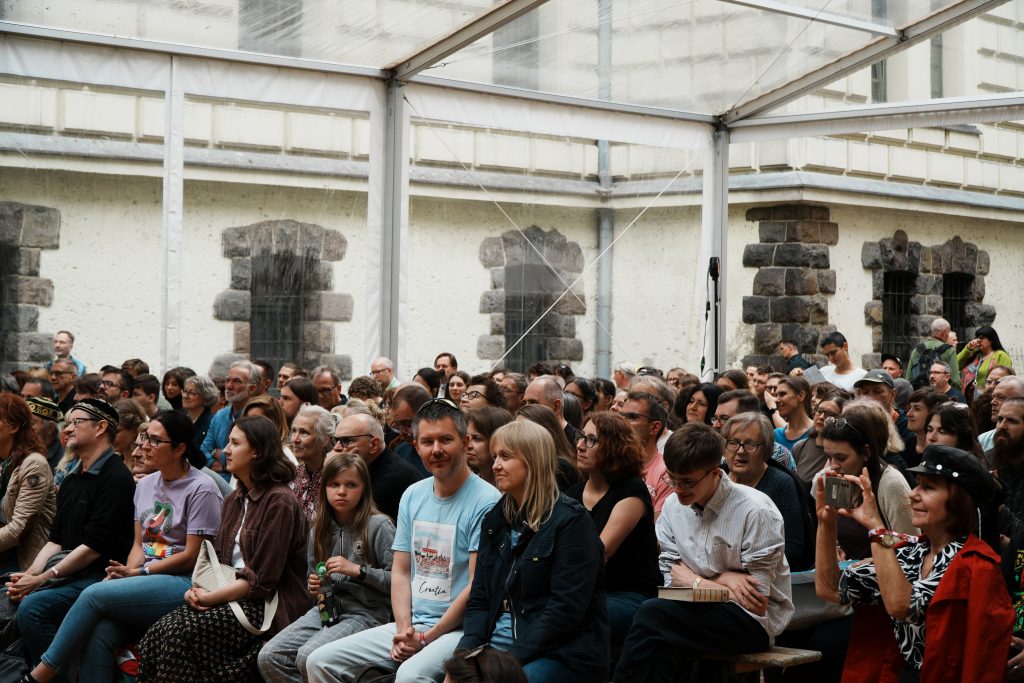 Tłum zgromadzony na dziedzińcu CK Zamek na Festiwalu Ethno Port 2026