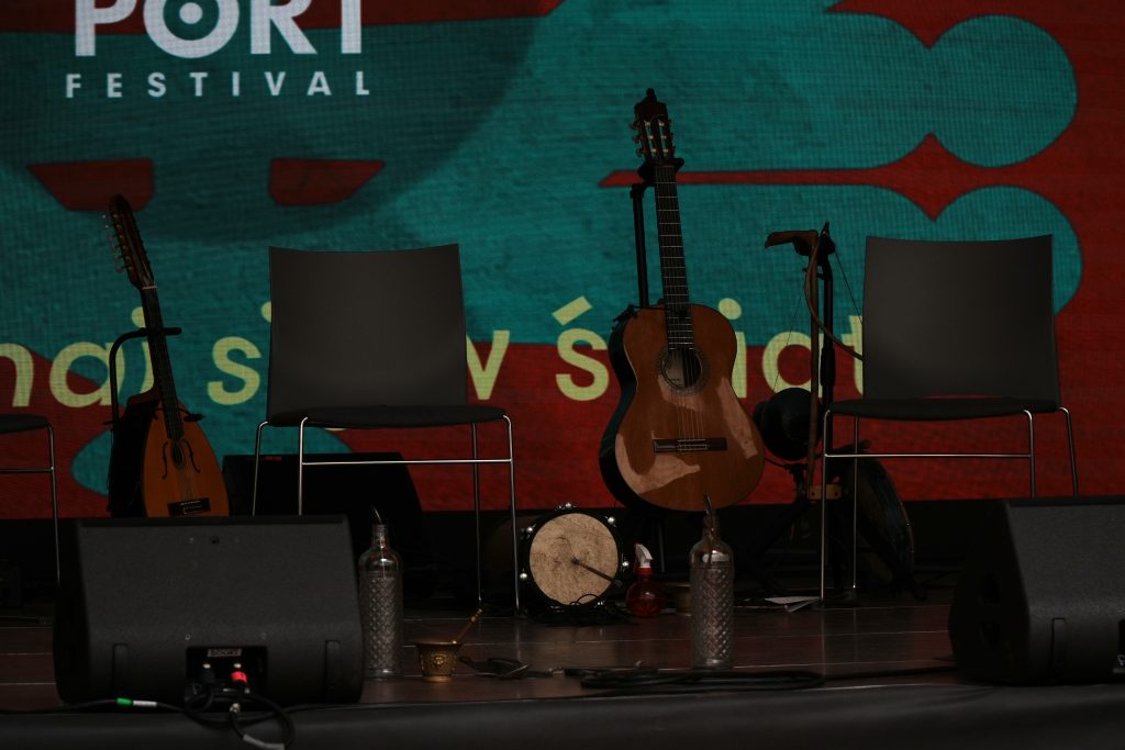 Zdjęcie z bandżo i gitarą na scenie przed koncertem zespołu Vigüela na Festiwalu Ethno Port 2026