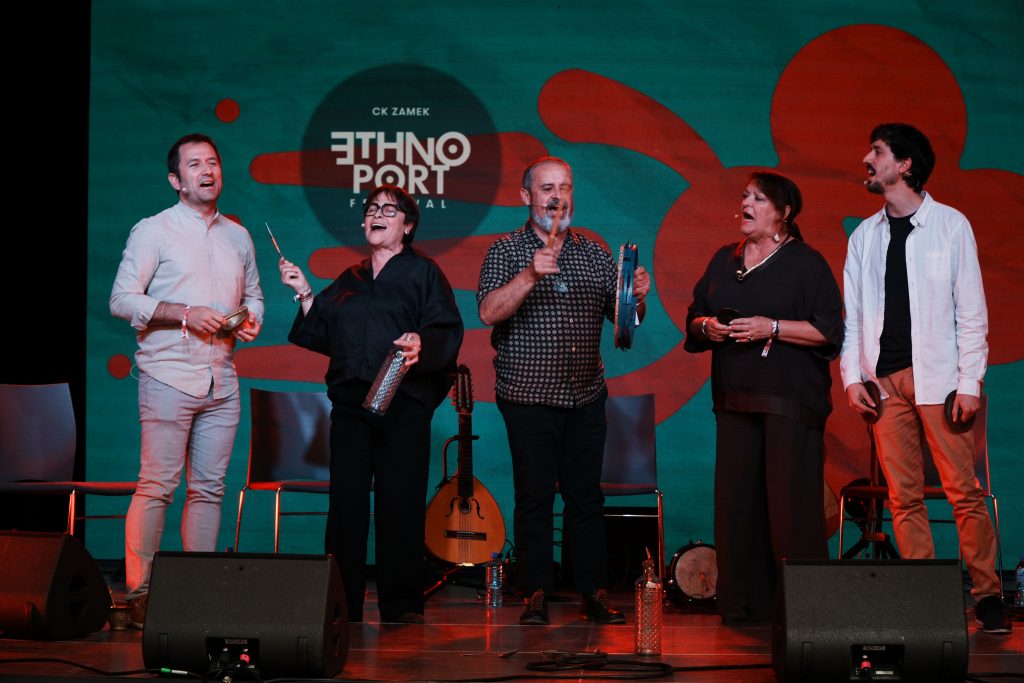 Hiszpański espół Vigüela gra koncert