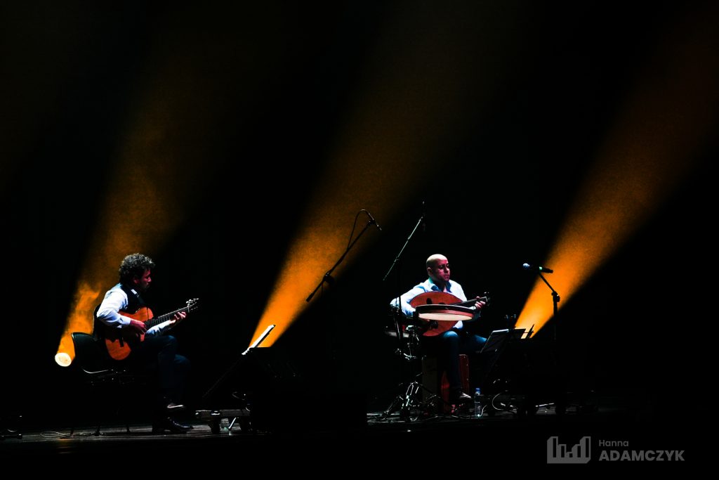 Syryjsko-kolumbijski zespół Stringed Compass gra koncert
