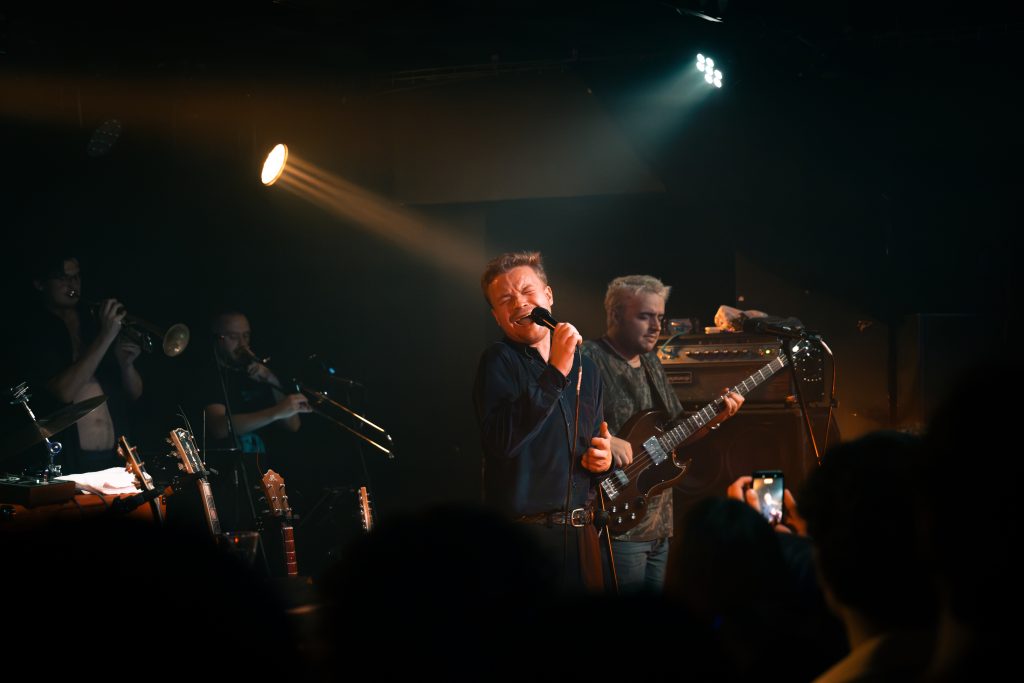 Geordie Greep gra w 2progach w Poznaniu